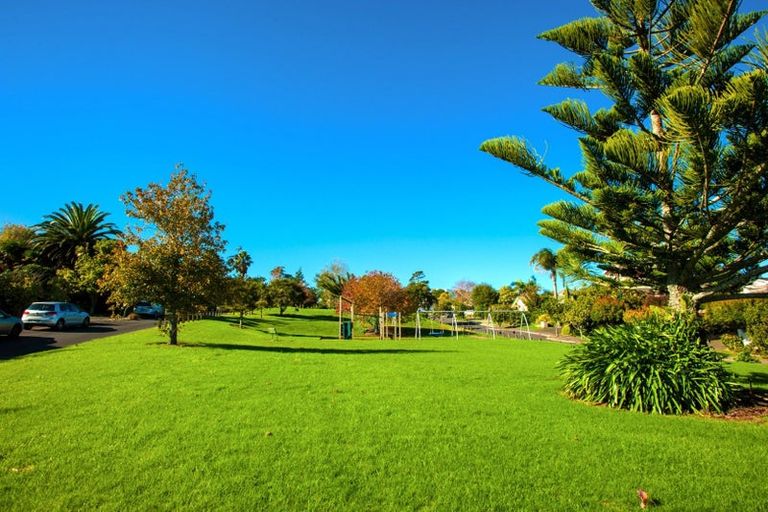 Photo of property in 2 Taroka Close, Pinehill, Auckland, 0632