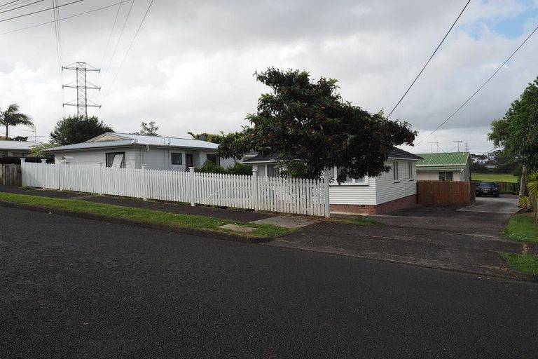 Photo of property in 1/61 Beaubank Road, Kelston, Auckland, 0602