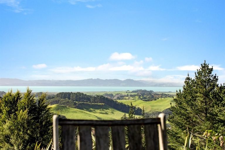 Photo of property in 124 Te Kanae Road, South Head, Helensville, 0874