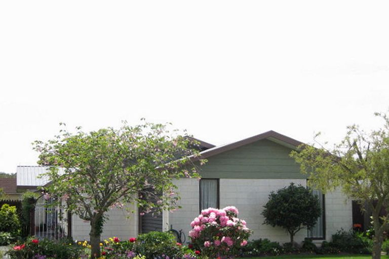 Photo of property in 28 Regency Crescent, Redwood, Christchurch, 8051