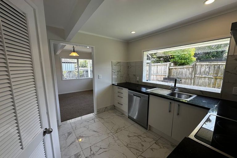Photo of property in 2/88 Aviemore Drive, Highland Park, Auckland, 2010
