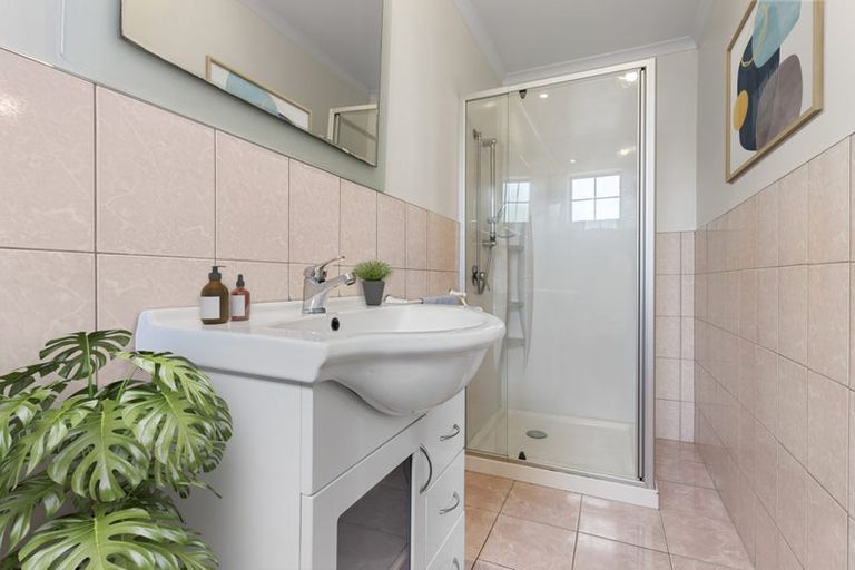 Photo of property in 120 Gossamer Drive, Pakuranga Heights, Auckland, 2010