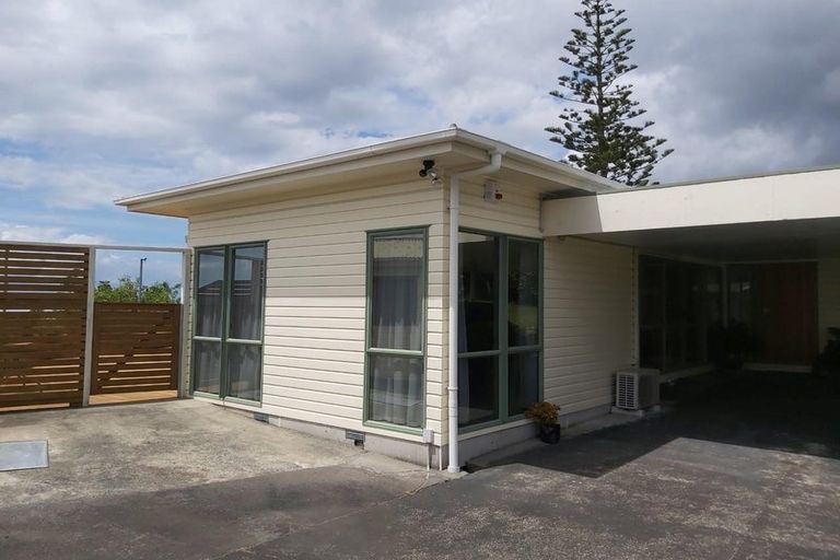 Photo of property in 40 Waimumu Road, Massey, Auckland, 0614
