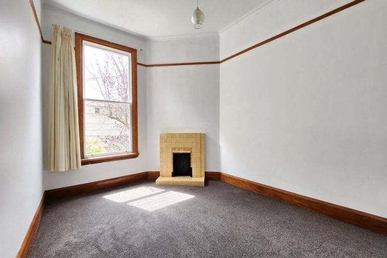 Photo of property in 72 Kelburn Parade, Kelburn, Wellington, 6012