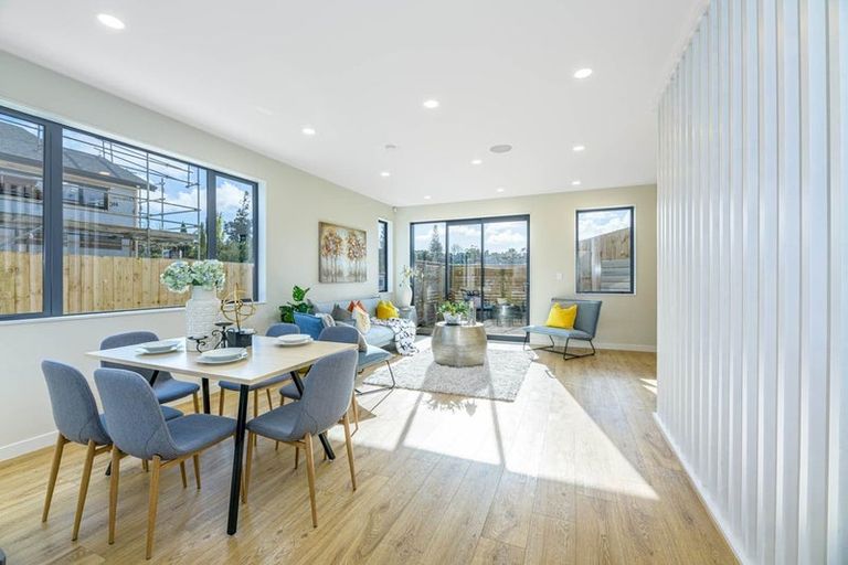 Photo of property in 12 September Place, Forrest Hill, Auckland, 0620