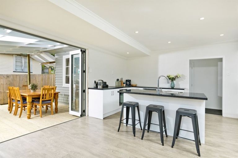 Photo of property in 122 Sunnyside Road, Sunnyvale, Auckland, 0612