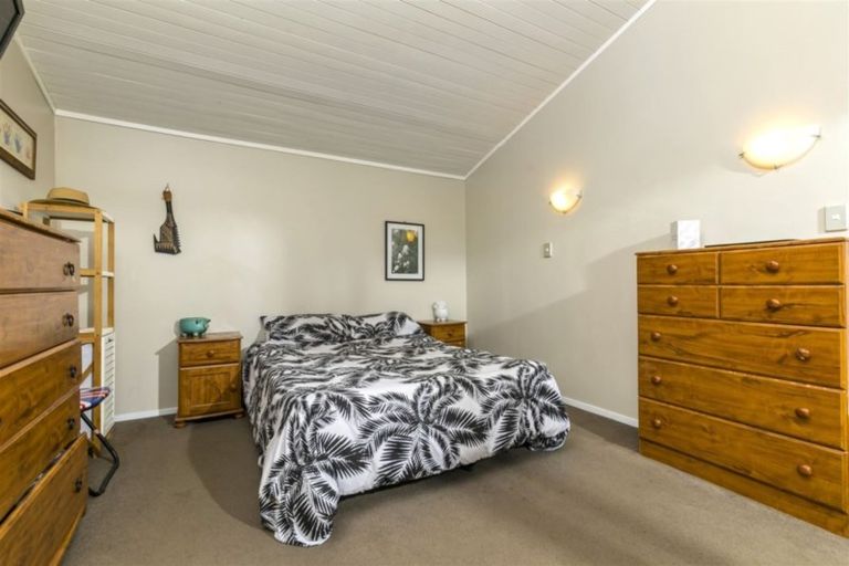 Photo of property in 16 Napuka Road, Henderson Valley, Auckland, 0612