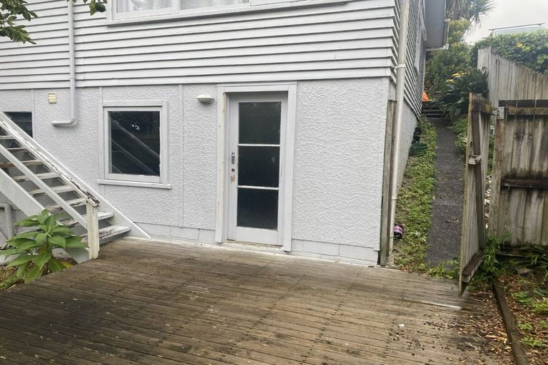 Photo of property in 385 Wairau Road, Totara Vale, Auckland, 0629