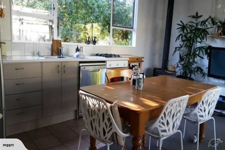 Photo of property in 1/4 Tawa Road, Te Atatu Peninsula, Auckland, 0610