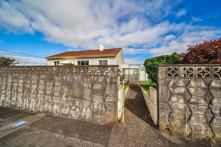 Photo of property in 12 Clive Street, Hawera, 4610