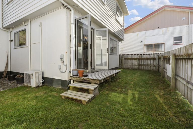 Photo of property in 2/115 Queens Drive, Lyall Bay, Wellington, 6022