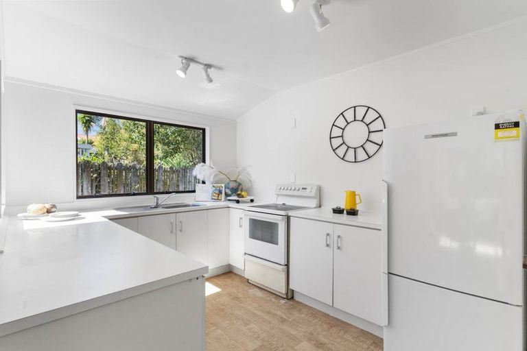 Photo of property in 2/7 Altair Place, Windsor Park, Auckland, 0632