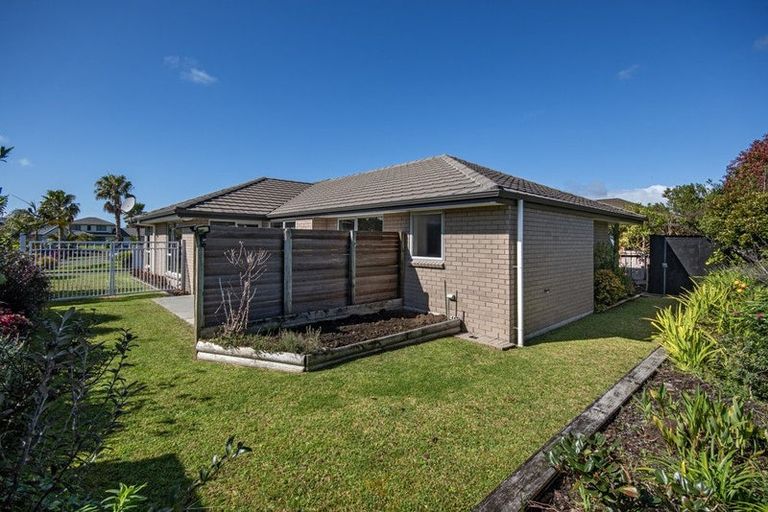 Photo of property in 82 Barbados Way, One Tree Point, 0118