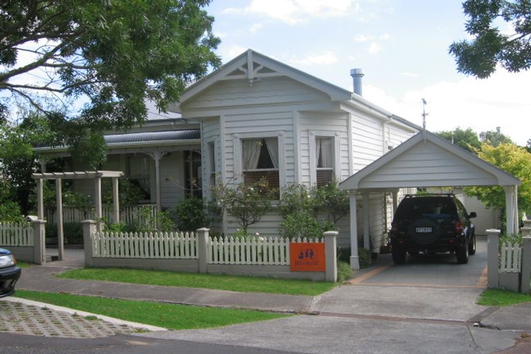 Photo of property in 27a Cowper Street, Devonport, Auckland, 0624