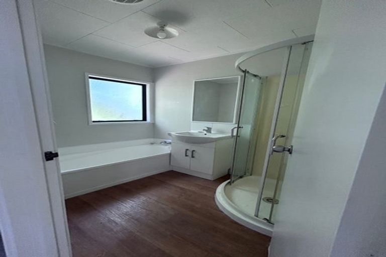 Photo of property in 121 Athena Drive, Totara Vale, Auckland, 0629