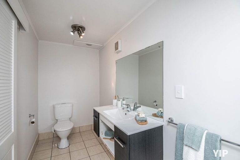 Photo of property in 44 Colchester Crescent, Newlands, Wellington, 6037