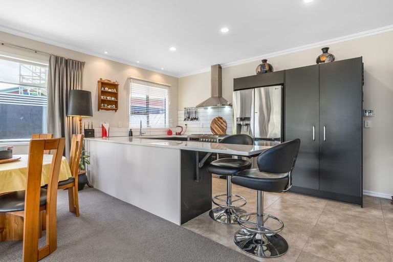 Photo of property in 39 Saunders Close, Whitby, Porirua, 5024