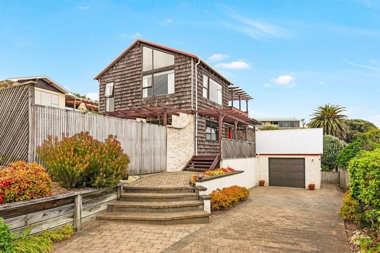 Photo of property in 10 Napier Grove, Waikanae Beach, Waikanae, 5036