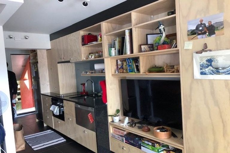 Photo of property in Barton Flats, 1/9-11 Barton Terrace, Thorndon, Wellington, 6011