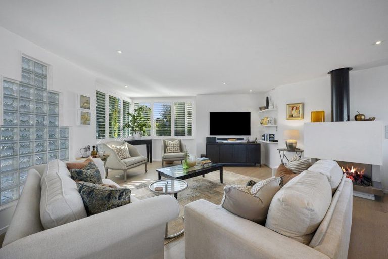 Photo of property in 2/39 Eastcliffe Road, Castor Bay, Auckland, 0620