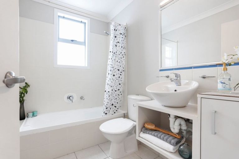 Photo of property in 9f Clearwater Cove, West Harbour, Auckland, 0618