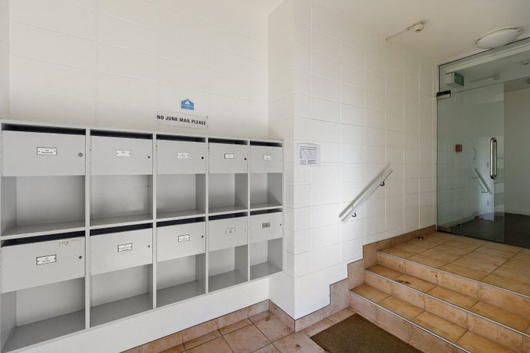 Photo of property in Greenmantle Flats, 88a Salamanca Road, Kelburn, Wellington, 6012