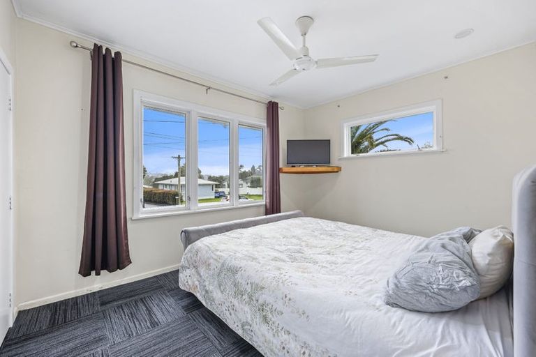 Photo of property in 44 Farquhar Road, Glendene, Auckland, 0602