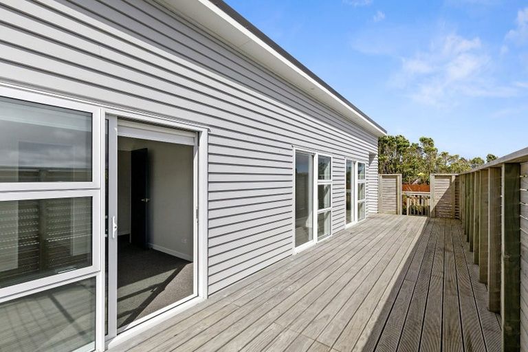 Photo of property in 5a Balmain Street, Newlands, Wellington, 6037