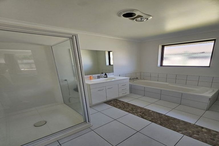 Photo of property in 68 Farnborough Drive, Grandview Heights, Hamilton, 3200