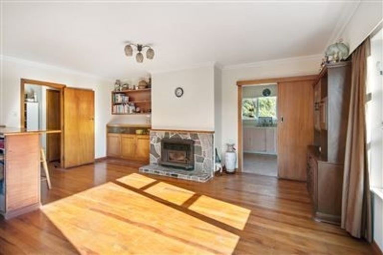 Photo of property in 37 Kenmore Street, Newlands, Wellington, 6037