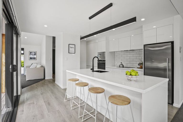 Photo of property in 11 Donnelly Street, Oakura, 4314