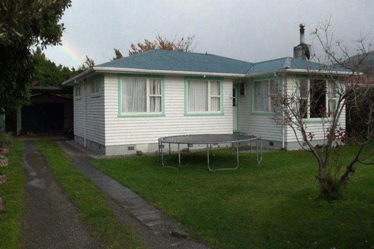 Photo of property in 70 Brandon Street, Featherston, 5710