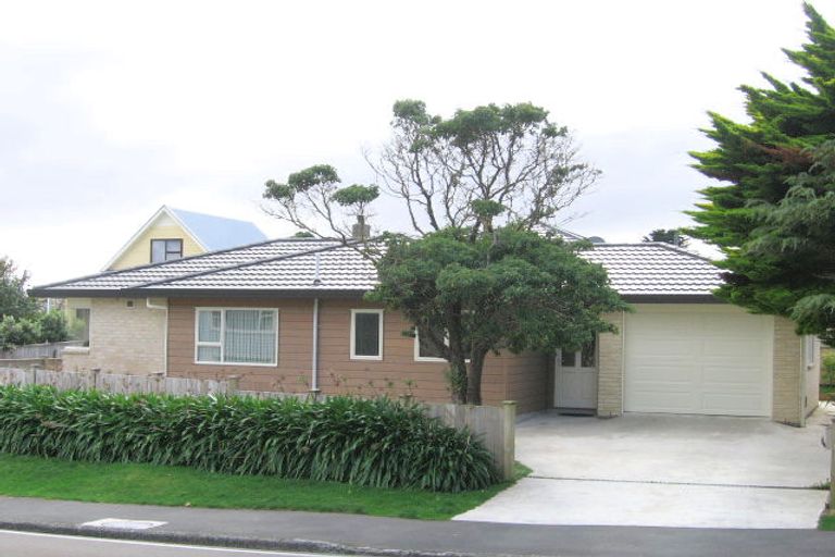 Photo of property in 29a Horokiwi Road West, Newlands, Wellington, 6037