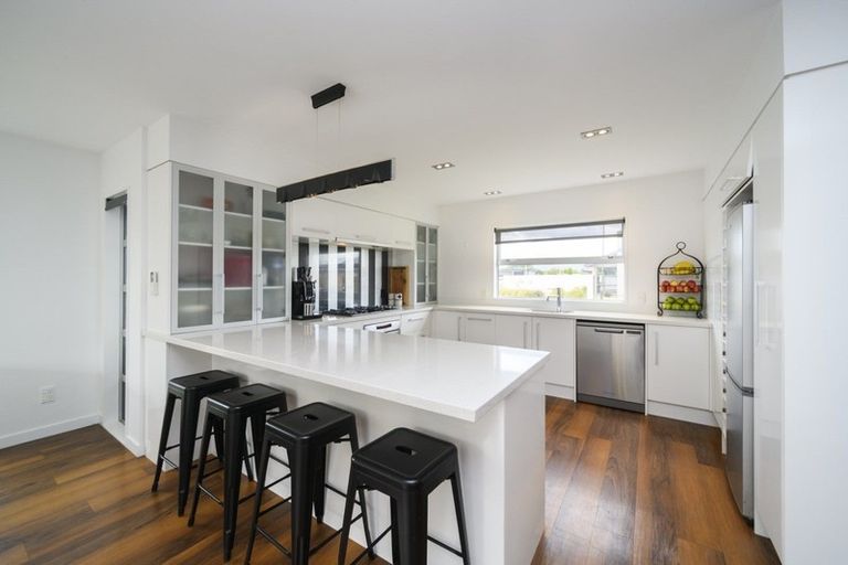 Photo of property in 2 Chestnut Close, Kelvin Grove, Palmerston North, 4414