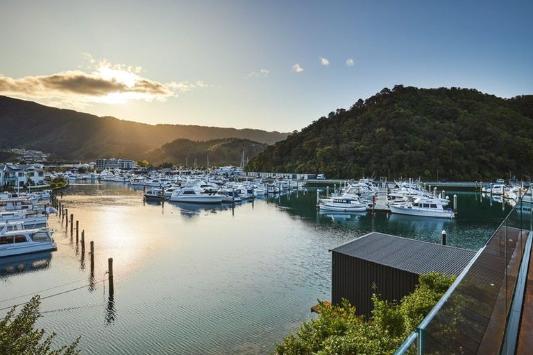 Photo of property in 69 Waikawa Road, Picton, 7220