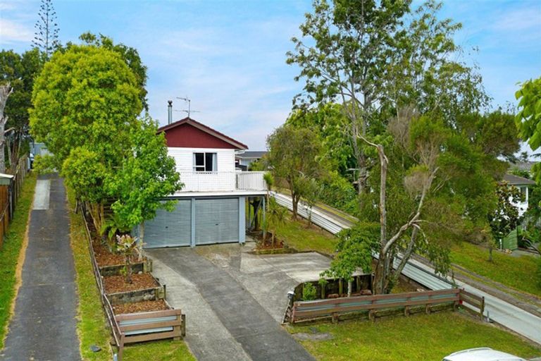 Photo of property in 11 Temuri Place, Glendene, Auckland, 0602