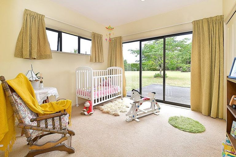 Photo of property in 15 Koraha Road, Kumeu, 0892