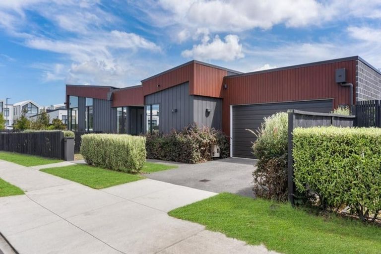 Photo of property in 1 Gallantry Crescent, Papakura, 2110