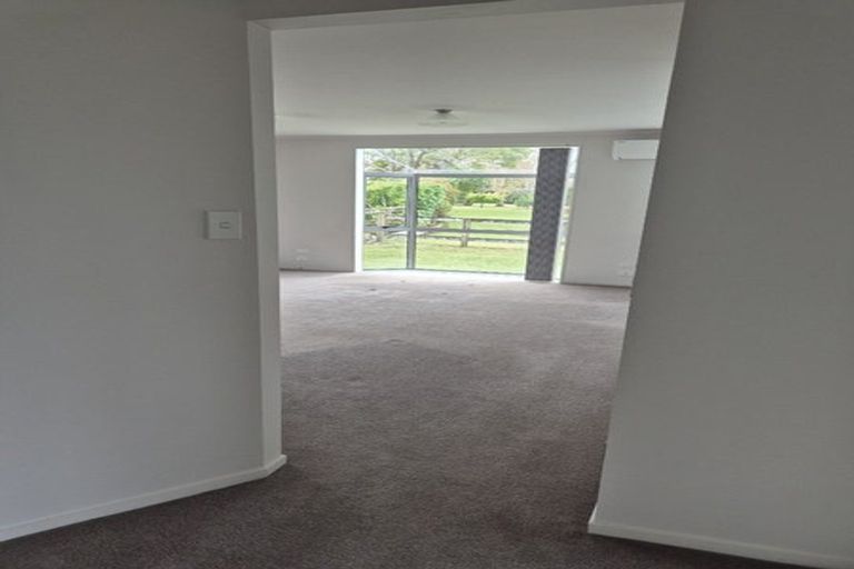 Photo of property in 18 Koraha Road, Kumeu, 0892