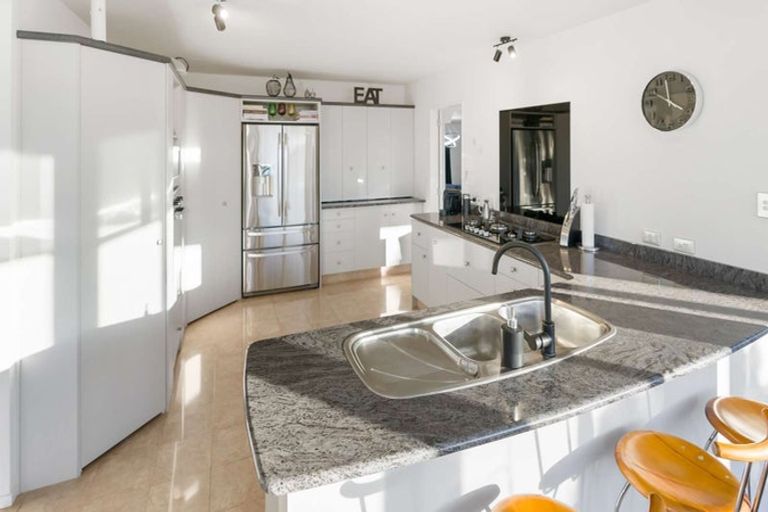 Photo of property in 4 Tupara Crescent, Kawaha Point, Rotorua, 3010