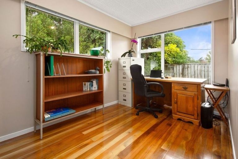 Photo of property in 42 Turville Crescent, Newlands, Wellington, 6037