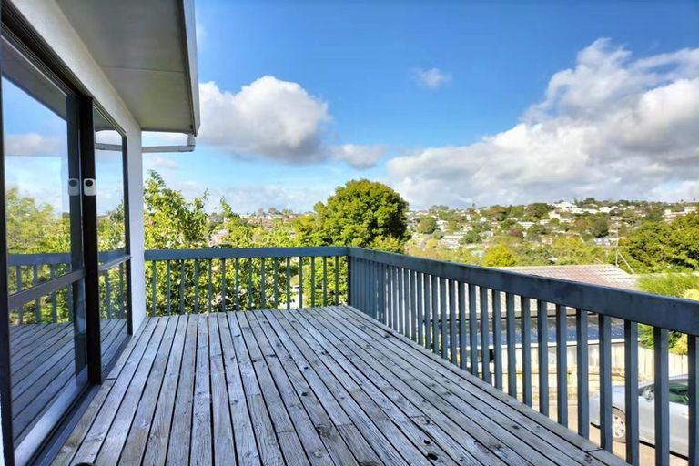 Photo of property in 1/84 Totaravale Drive, Totara Vale, Auckland, 0629