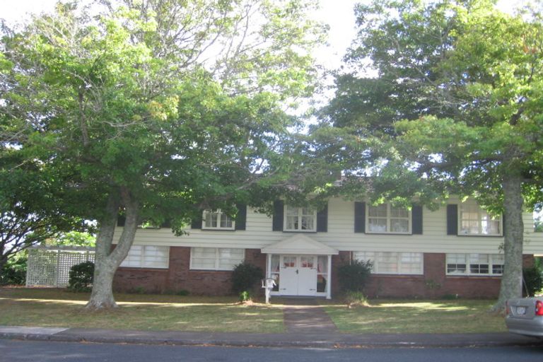 Photo of property in 82 Exmouth Road, Northcote, Auckland, 0627