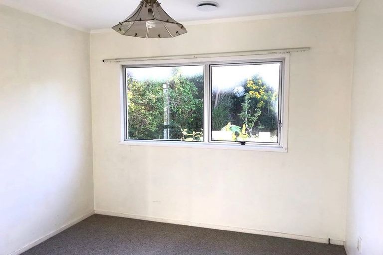 Photo of property in 1 Calman Place, Chatswood, Auckland, 0626