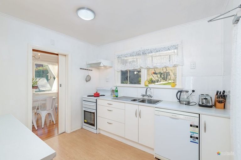 Photo of property in 19 Omega Street, Newlands, Wellington, 6037