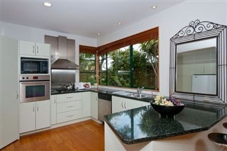 Photo of property in 2/15 Seacliffe Avenue, Belmont, Auckland, 0622