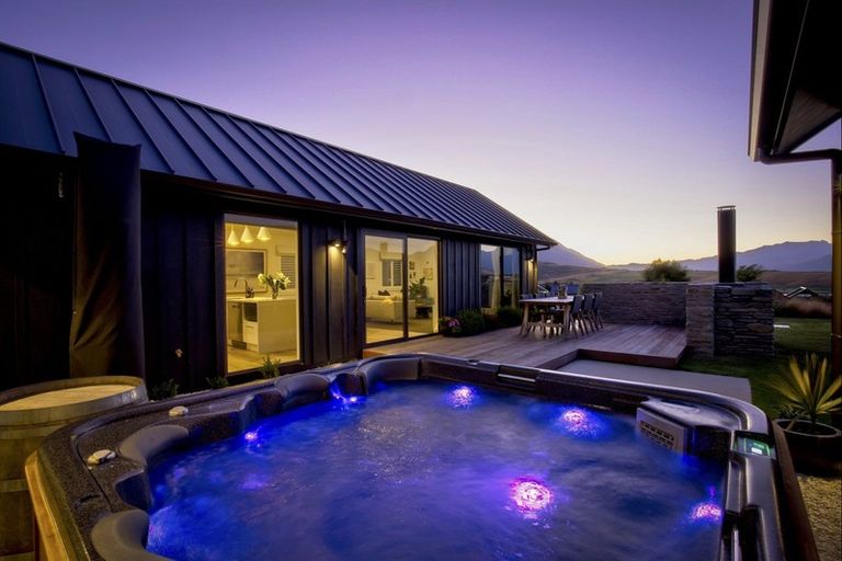 Photo of property in 12 Kinross Lane, Jacks Point, Queenstown, 9371