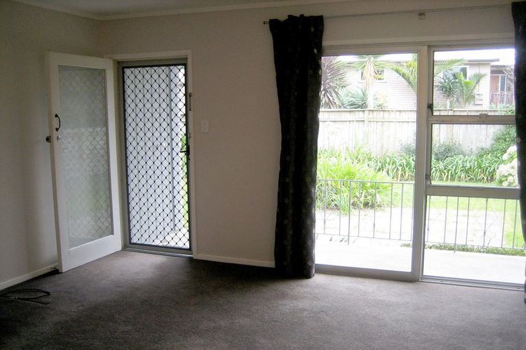Photo of property in 3/200 Te Atatu Road, Te Atatu South, Auckland, 0610
