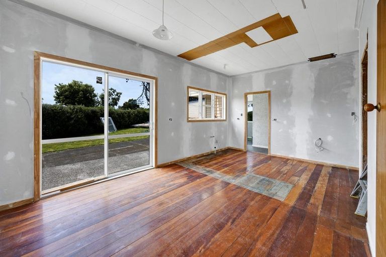 Photo of property in 45 Mcalpine Road, Hawera, 4672