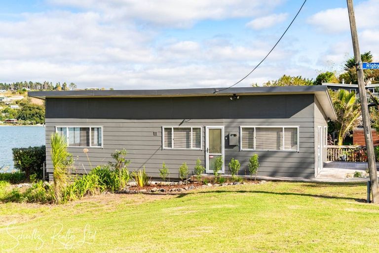 Photo of property in 1 Rigby Street, Whakapirau, 0583